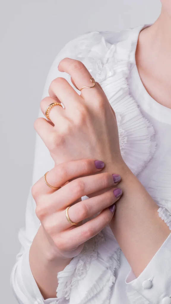 Lilac manicure with thin gold rings