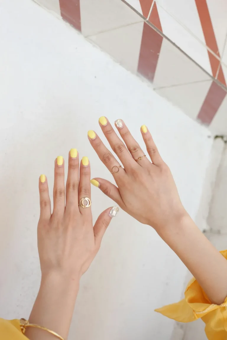 Butter yellow short nails with tiny gold details