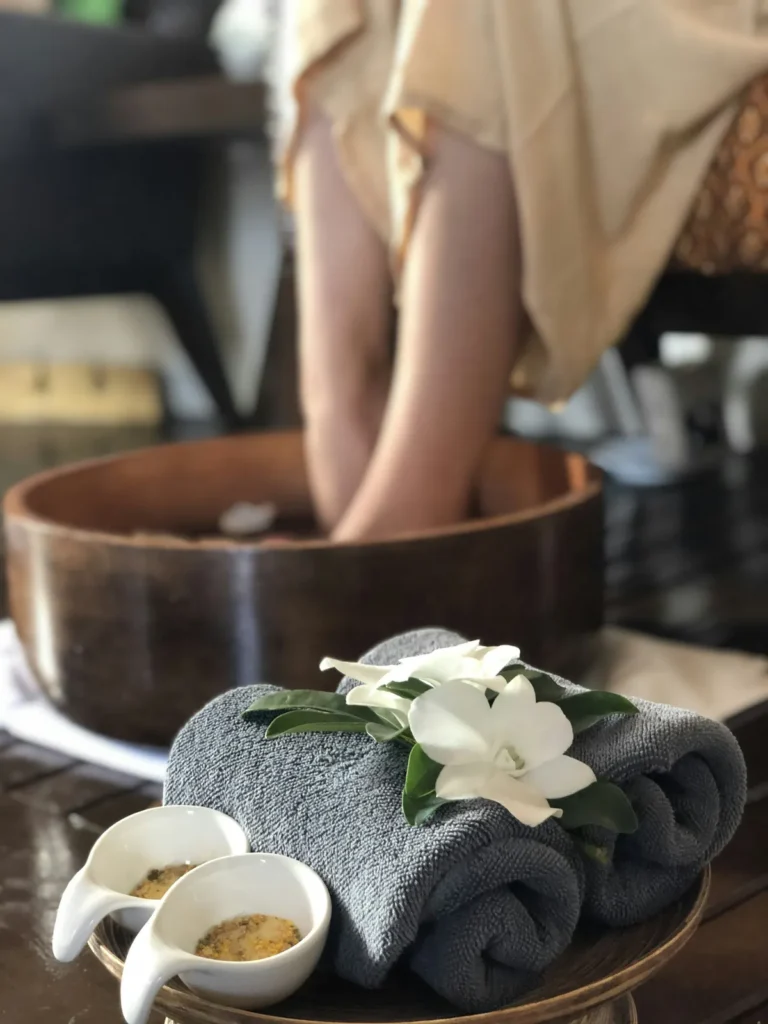 Tiệm massage chân cần bảng hiệu rõ, giờ mở muộn và hồ sơ Google đúng giờ