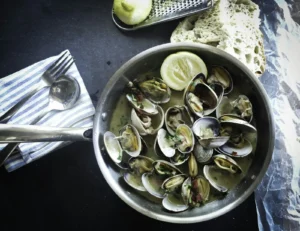 Clams steamed with lemon