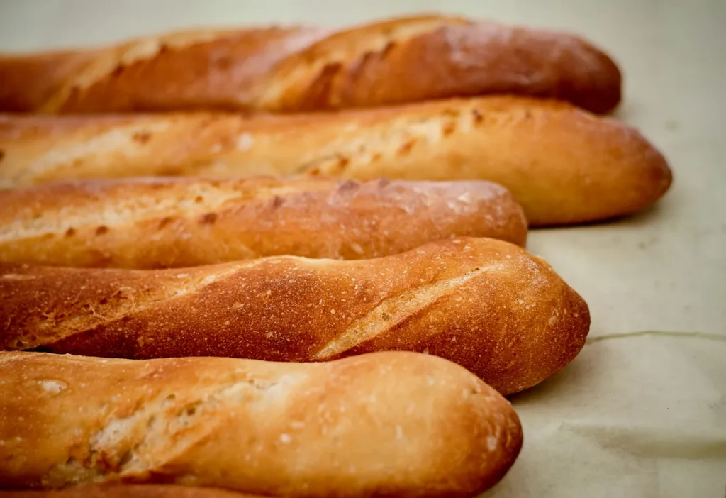 Khách sỉ như quán bánh mì và nhà hàng mang lại đơn đều mỗi ngày cho tiệm bánh
