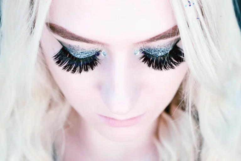Glittering lash set on a platinum blonde