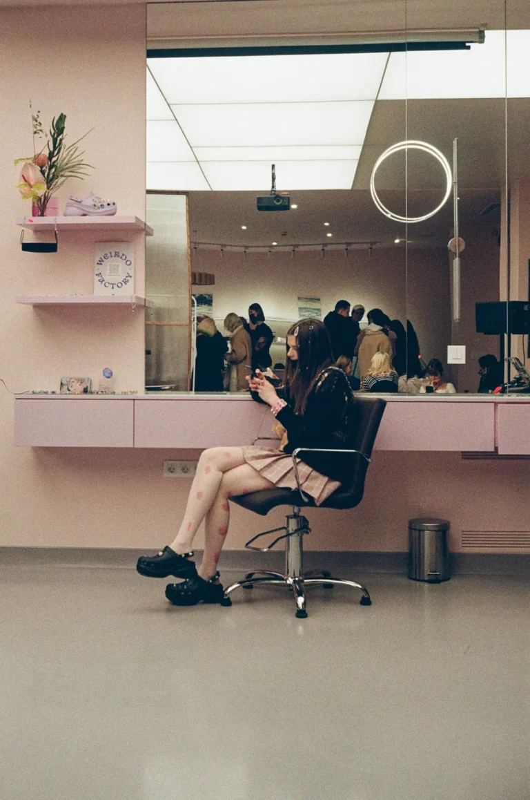 Pink station with round mirrors