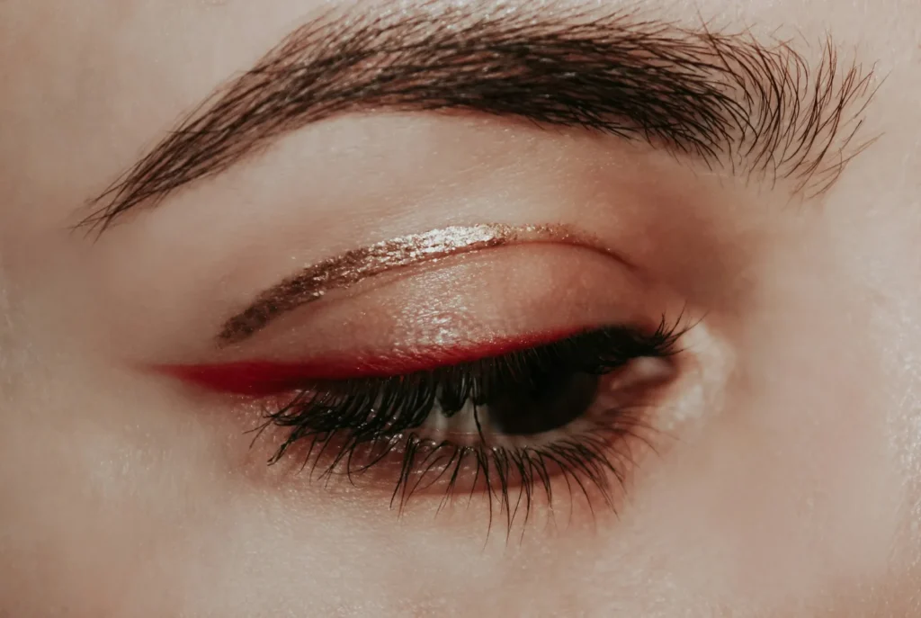 Soft winged liner under a defined brow