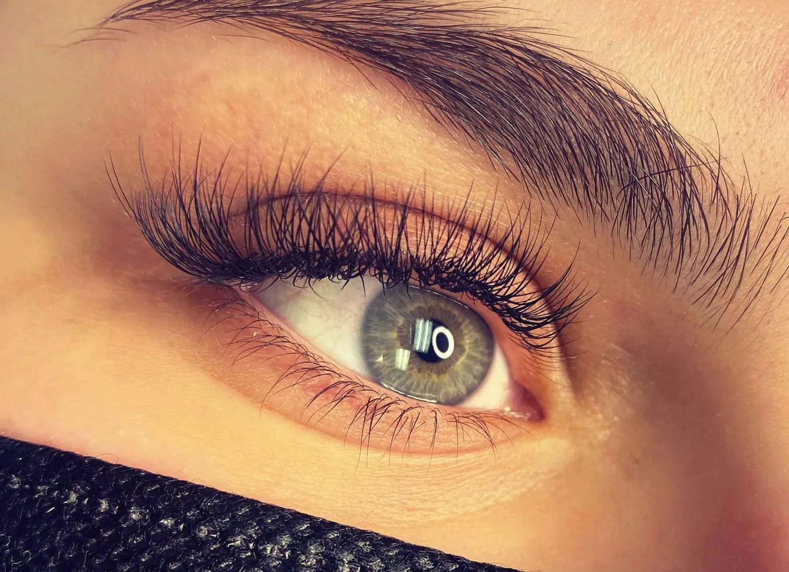 Soft classic lash extensions on a green eye