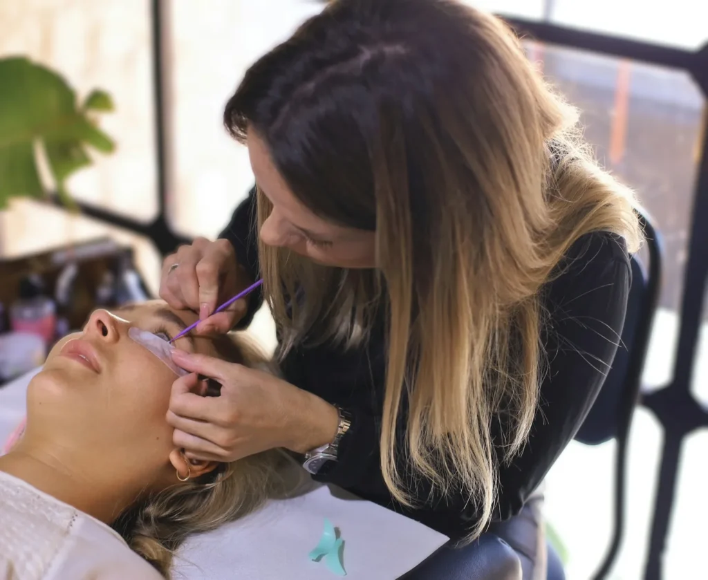 Hẹn fill ngay khi làm xong bộ mới là cách giữ khách nối mi hiệu quả nhất