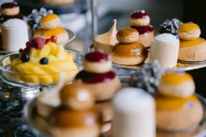 Petits gateaux on tiered stands