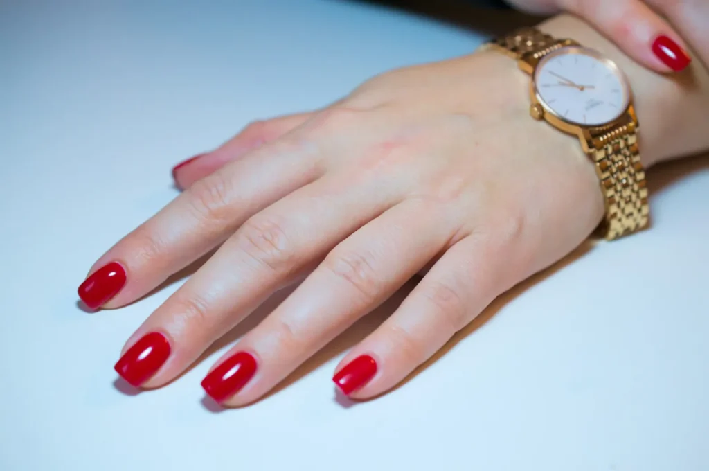 Ảnh bộ móng đỏ dùng để đăng bài Google Business cho tiệm nail