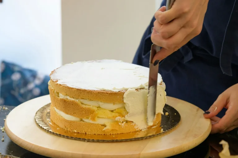 Slicing sponge layers on a turntable