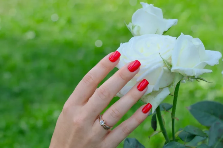 Red nails with white roses
