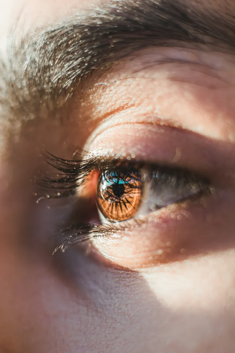 Classic set on an amber eye