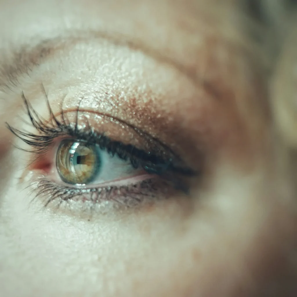 Wispy hybrid lashes on a green eye