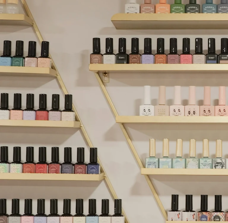 Kệ sơn móng nhiều màu trong tiệm nail