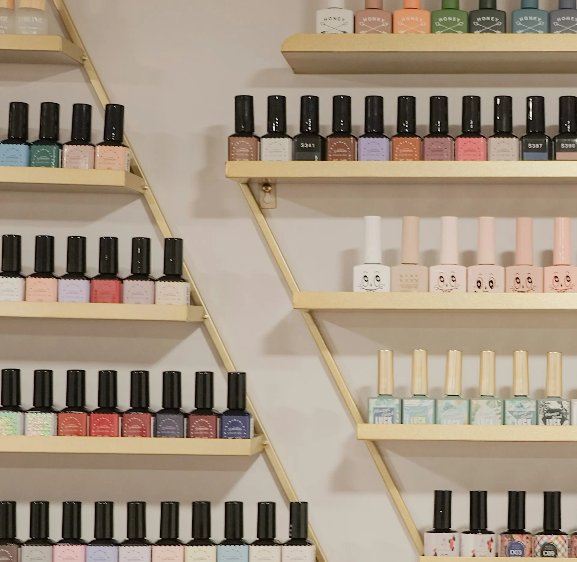 Kệ sơn móng nhiều màu trong tiệm nail