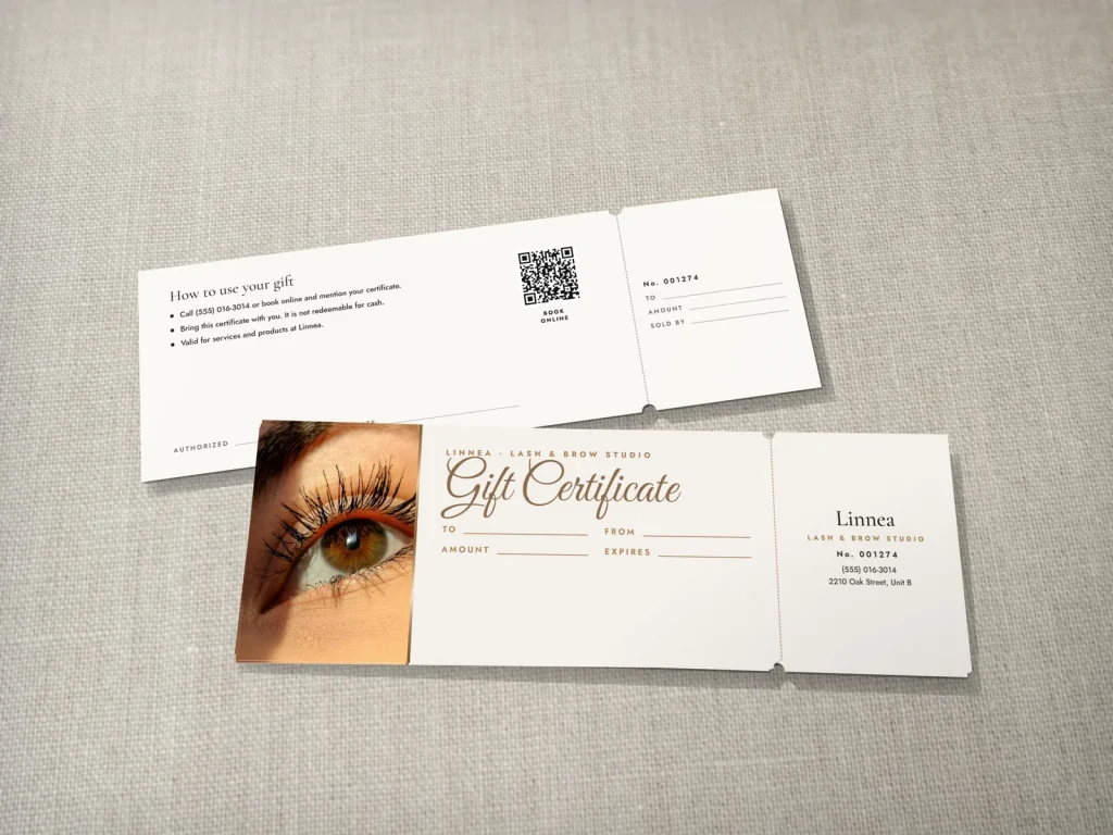 Mẫu gift certificate GC-02 cho tiệm lash và PMU: Linnea, ảnh mi bên trái, chữ ép kim đồng