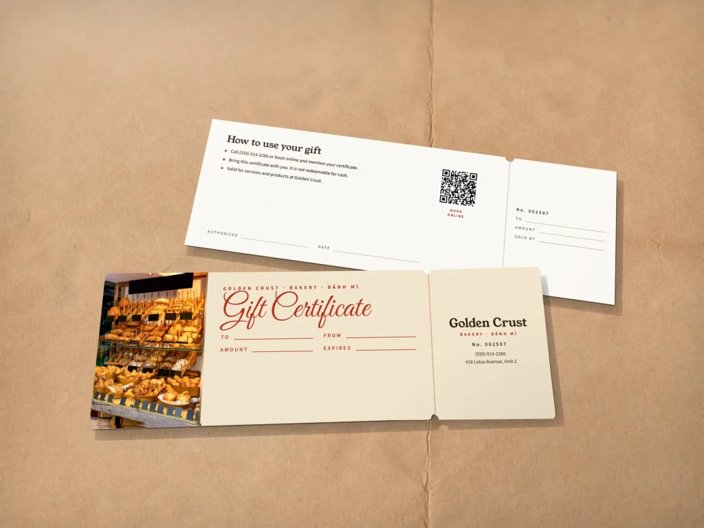 Mẫu gift certificate GC-11 cho tiệm bánh và café: Golden Crust, tông giấy kraft, ảnh kệ bánh mì
