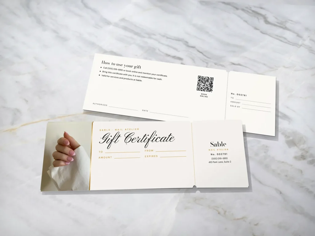 Mẫu gift certificate GC-13 cho tiệm nail: Sable, trắng ngà, ảnh móng hồng trong suốt