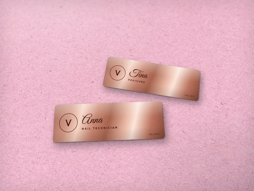 Mẫu name tag NT-02 cho tiệm nail: Velvet, nền rose gold, tên viết tay