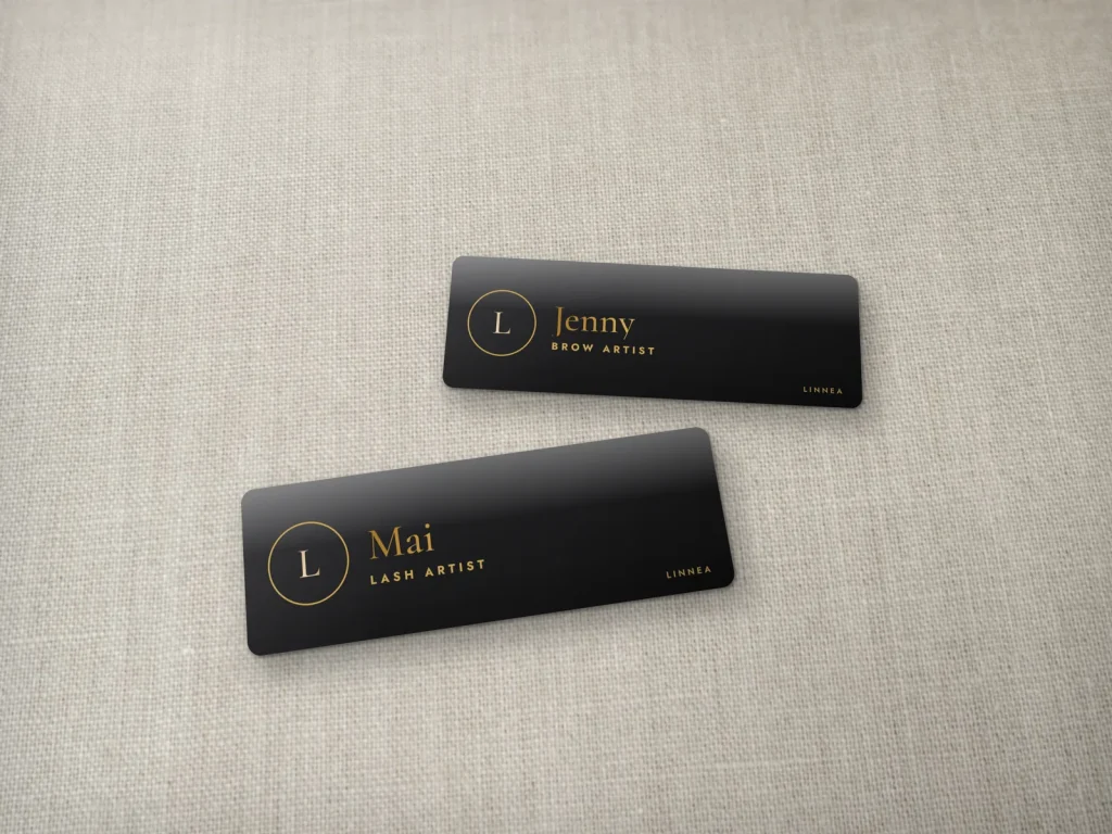 Mẫu name tag NT-03 cho tiệm lash và PMU: Linnea, nền đen chữ vàng