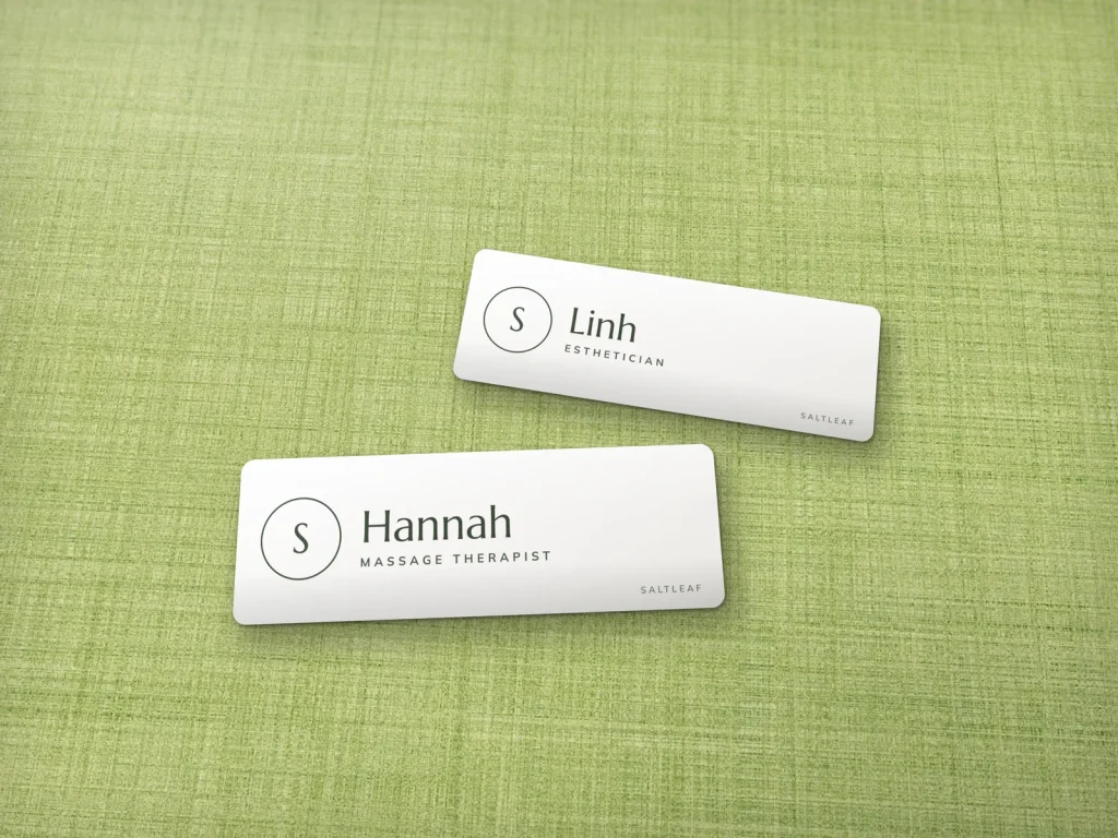 Mẫu name tag NT-04 cho spa: Saltleaf, nền trắng chữ xanh xô thơm