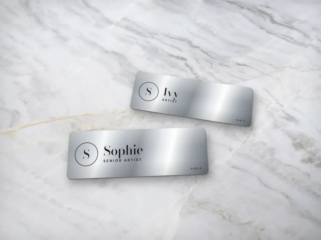 Mẫu name tag NT-06 cho tiệm nail: Sable, nền bạc chữ đen