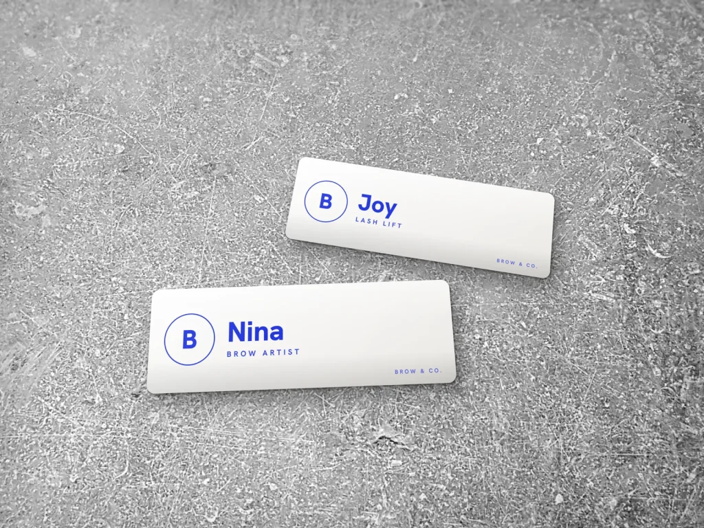 Mẫu name tag NT-08 cho tiệm lash và PMU: Brow & Co., nền trắng chữ xanh dương