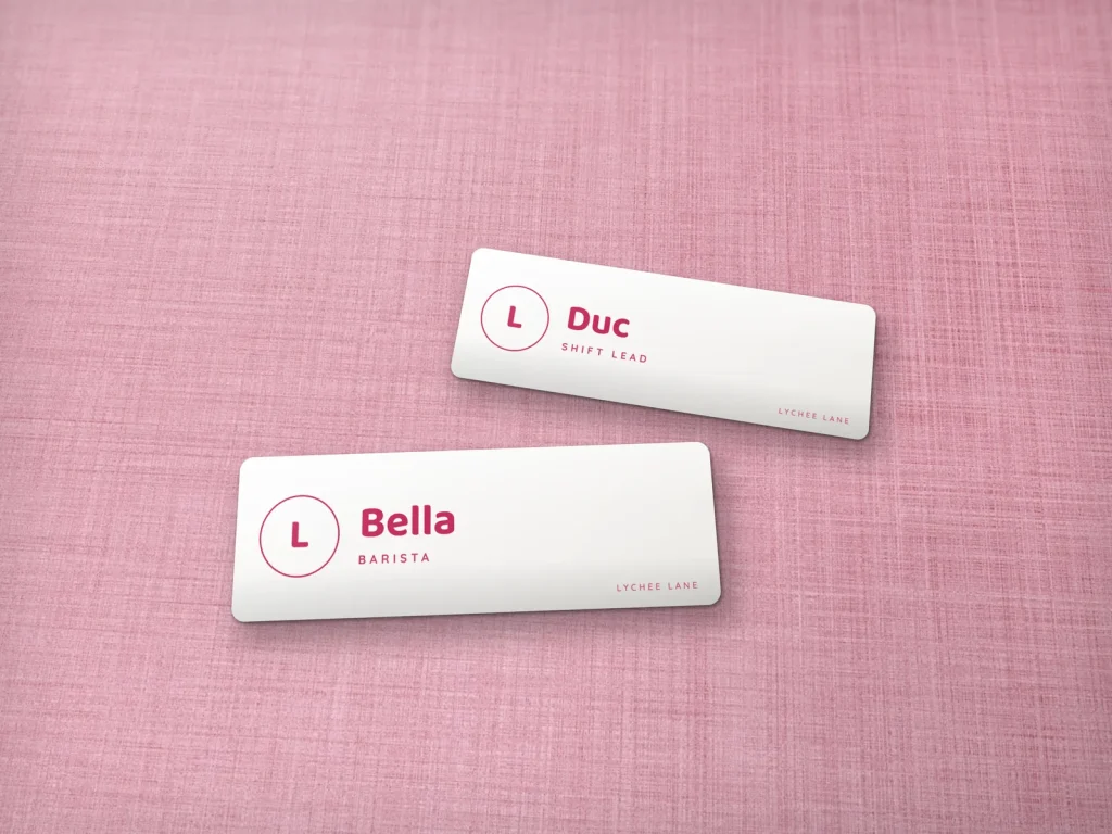 Mẫu name tag NT-12 cho nhà hàng: Lychee Lane, nền trắng chữ hồng vải