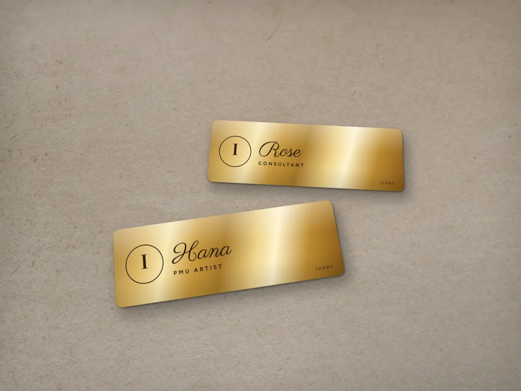 Mẫu name tag NT-13 cho tiệm lash và PMU: Ivory, nền vàng, tên viết tay