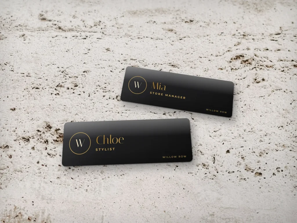 Mẫu name tag NT-14 cho cửa hàng: Willow Row, nền đen chữ vàng cho cửa hàng