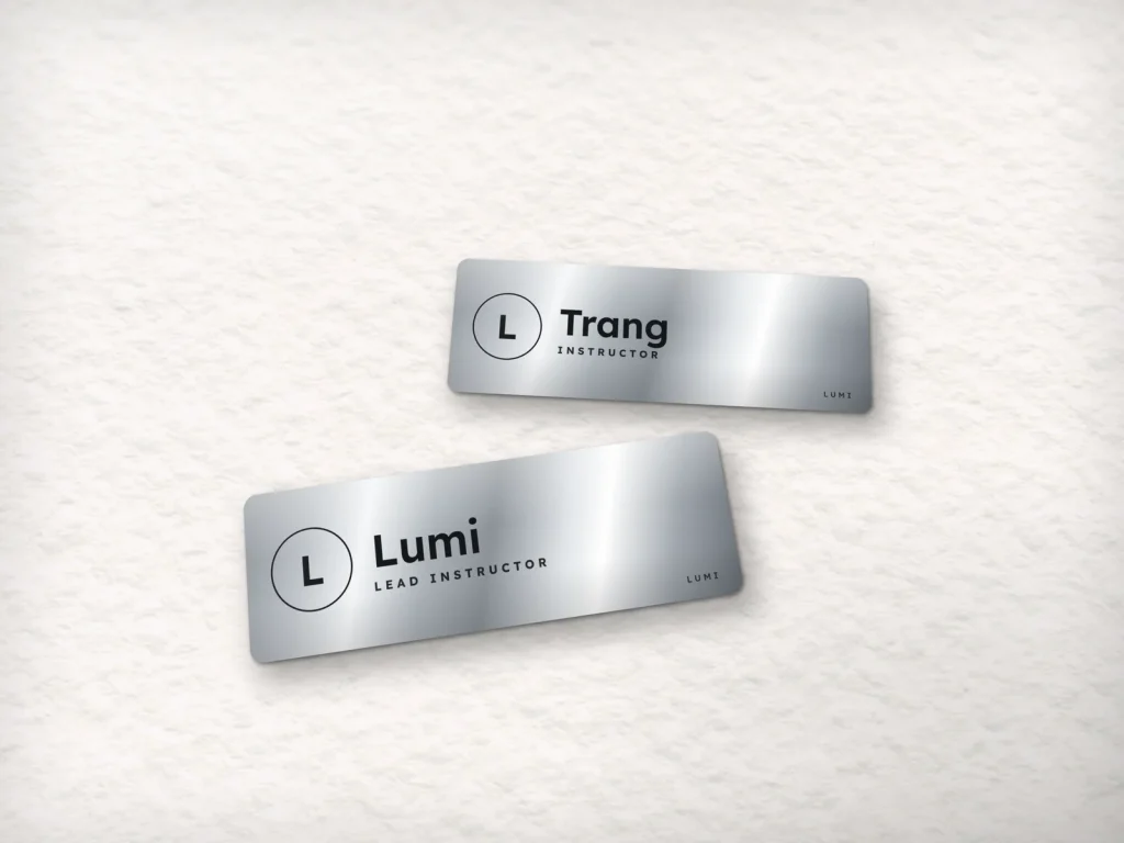 Mẫu name tag NT-15 cho tiệm lash và PMU: Lumi, nền bạc cho giảng viên