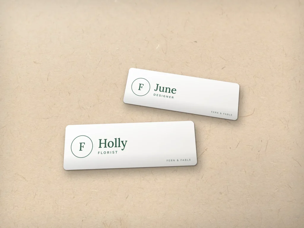 Mẫu name tag NT-18 cho cửa hàng: Fern & Fable, nền trắng chữ xanh rừng