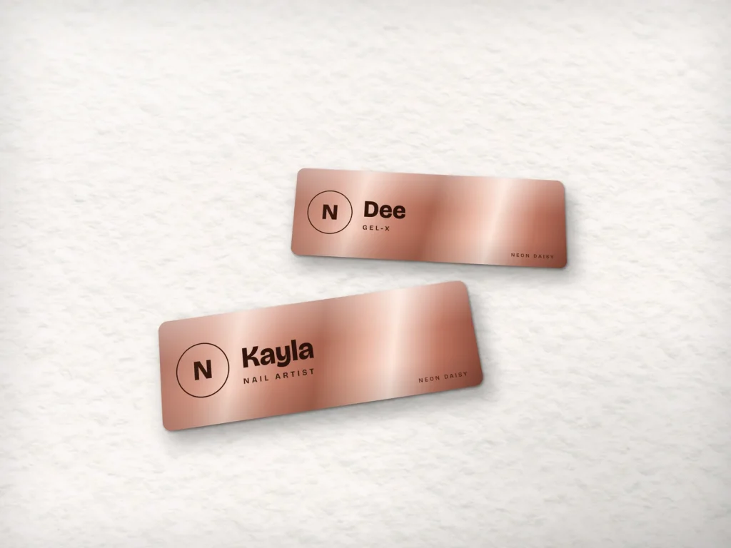 Mẫu name tag NT-19 cho tiệm nail: Neon Daisy, nền rose gold chữ đậm