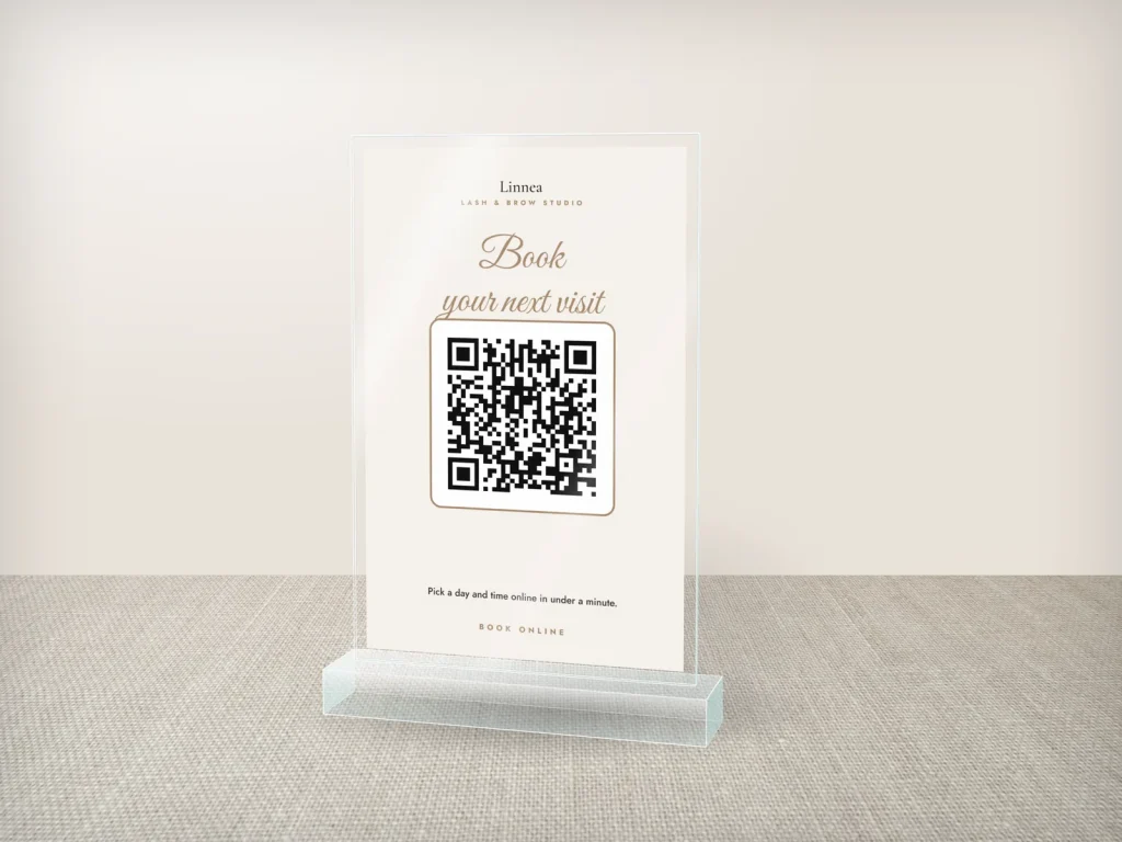 Mẫu standee mica để quầy SM-03 cho tiệm lash và PMU: Linnea, màu kem chữ viết tay, QR đặt lịch lần sau