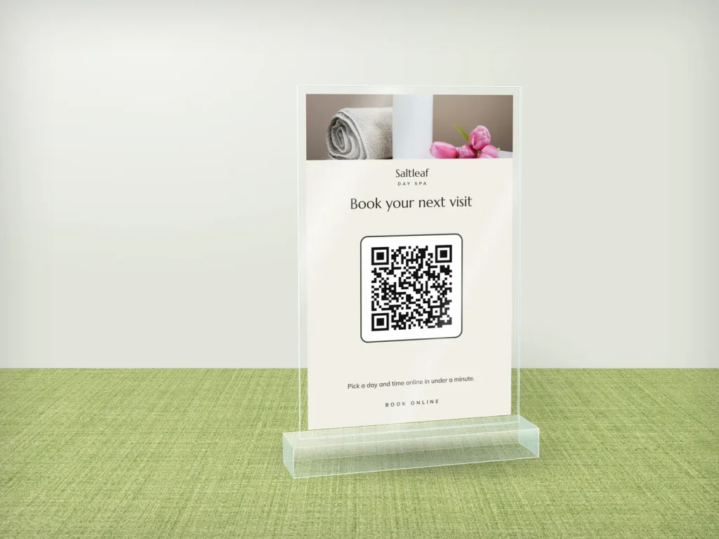 Mẫu standee mica để quầy SM-04 cho spa: Saltleaf, ảnh khăn và hoa tulip, QR đặt lịch, mặt sau là mật khẩu Wi-Fi