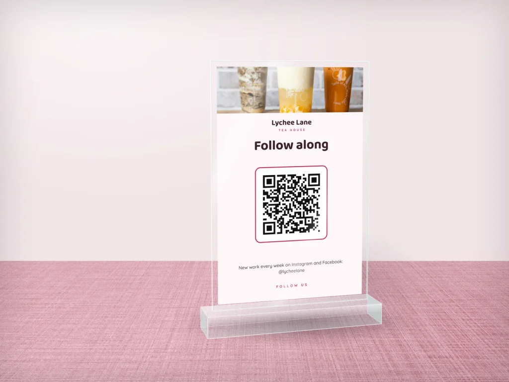 Mẫu standee mica để quầy SM-06 cho nhà hàng: Lychee Lane, ảnh ba ly trà sữa, mời follow Instagram