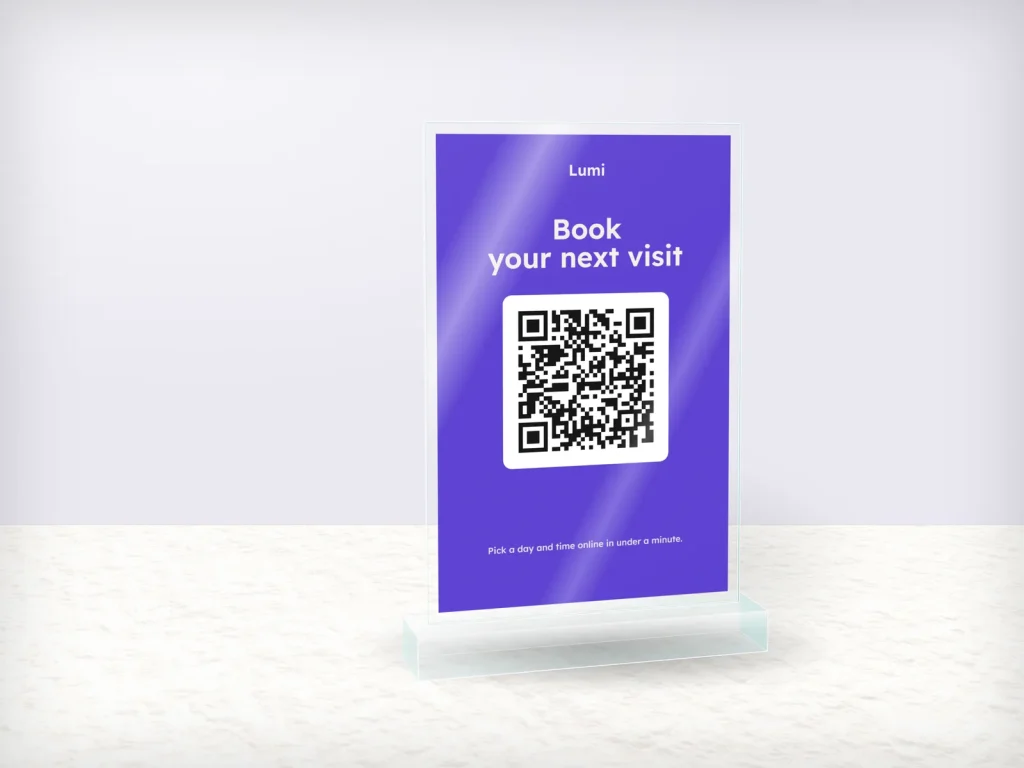 Mẫu standee mica để quầy SM-16 cho tiệm lash và PMU: Lumi, nền tím, QR đăng ký học, mặt sau mời follow