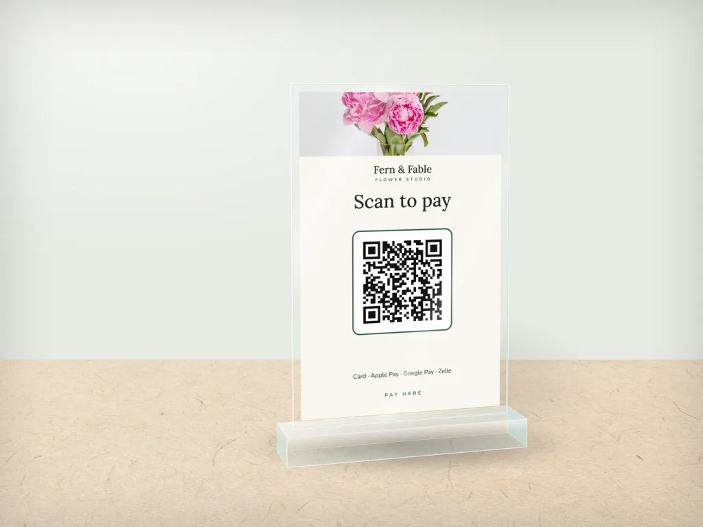 Mẫu standee mica để quầy SM-18 cho cửa hàng: Fern & Fable, ảnh hoa mẫu đơn, QR thanh toán và mời follow
